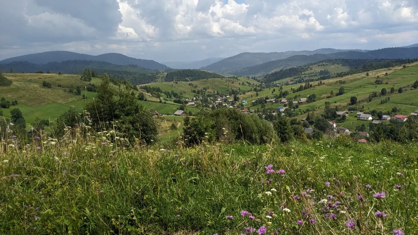 Краєвид Лавочного та Карпат